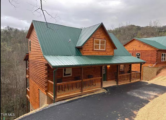 821 String Run Way, Pigeon Forge, TN 37863