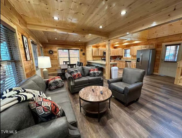 821 String Run Way, Pigeon Forge, TN 37863