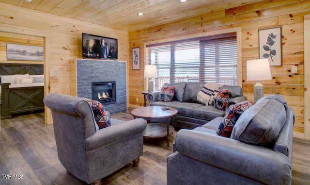 821 String Run Way, Pigeon Forge, TN 37863