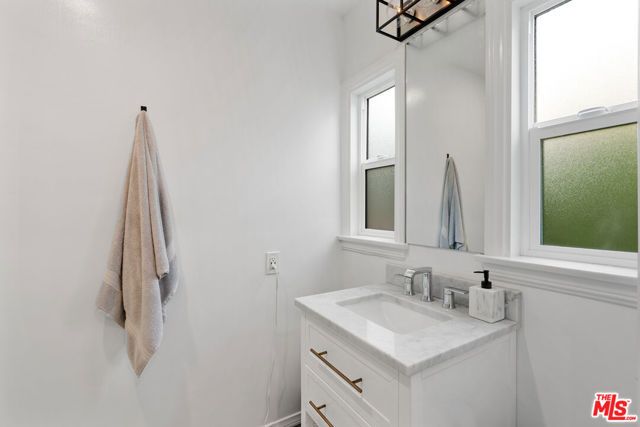 8472 Oakwood Avenue, Los Angeles, CA 90048