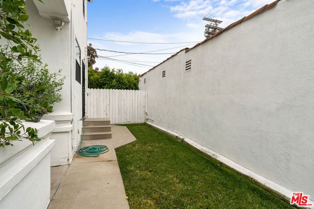 8472 Oakwood Avenue, Los Angeles, CA 90048