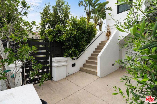 8472 Oakwood Avenue, Los Angeles, CA 90048