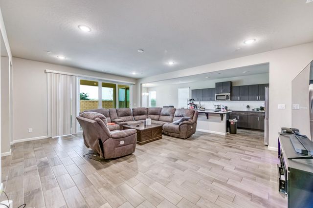 568 Atlantica Drive S, Madera, CA 93636