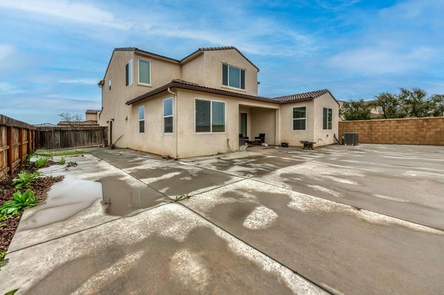 568 Atlantica Drive S, Madera, CA 93636