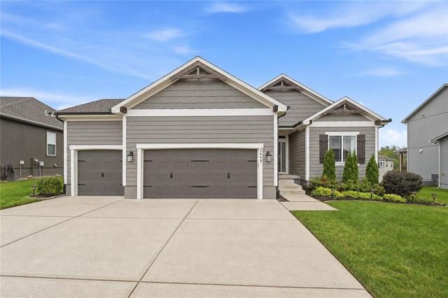 7445 NW Chambers Court, Parkville, MO 64152