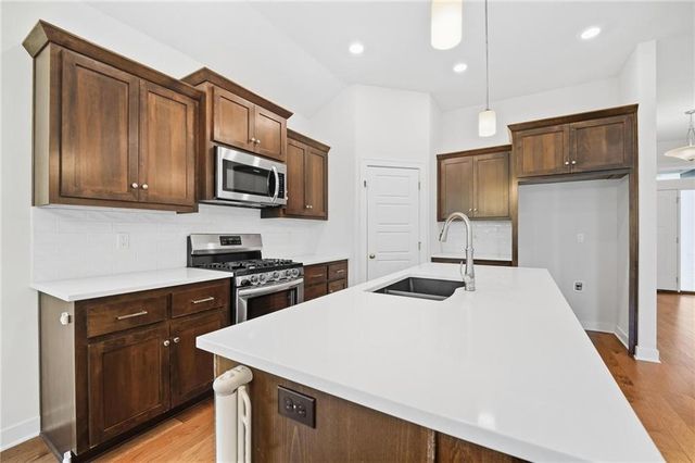 7445 NW Chambers Court, Parkville, MO 64152