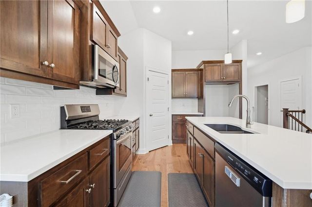 7445 NW Chambers Court, Parkville, MO 64152