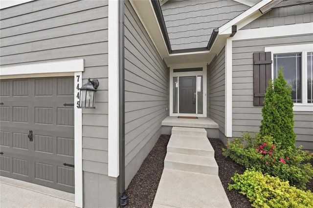 7445 NW Chambers Court, Parkville, MO 64152