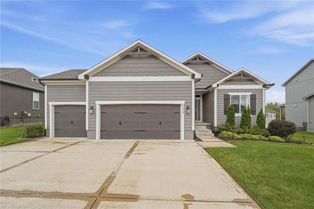 7445 NW Chambers Court, Parkville, MO 64152