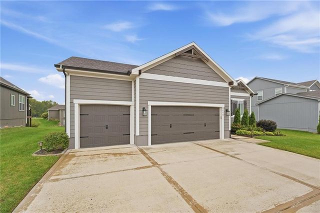 7445 NW Chambers Court, Parkville, MO 64152
