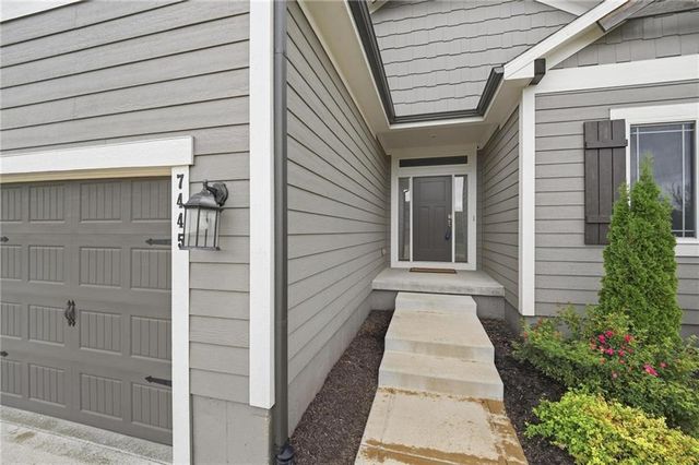 7445 NW Chambers Court, Parkville, MO 64152