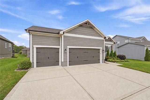 7445 NW Chambers Court, Parkville, MO 64152