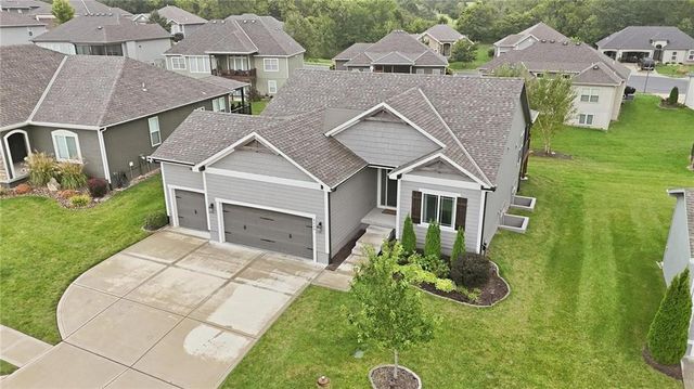 7445 NW Chambers Court, Parkville, MO 64152
