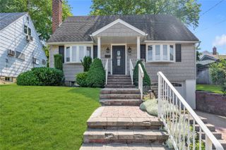 95 Falmouth Place, Albertson, NY 11507