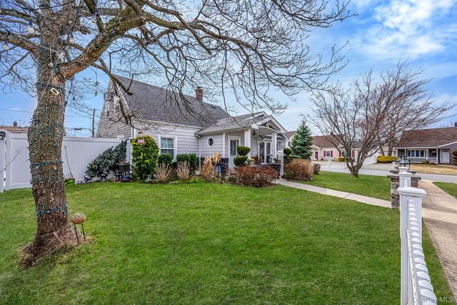 2 Drake Lane, Levittown, NY 11756