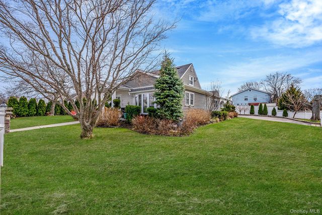 2 Drake Lane, Levittown, NY 11756