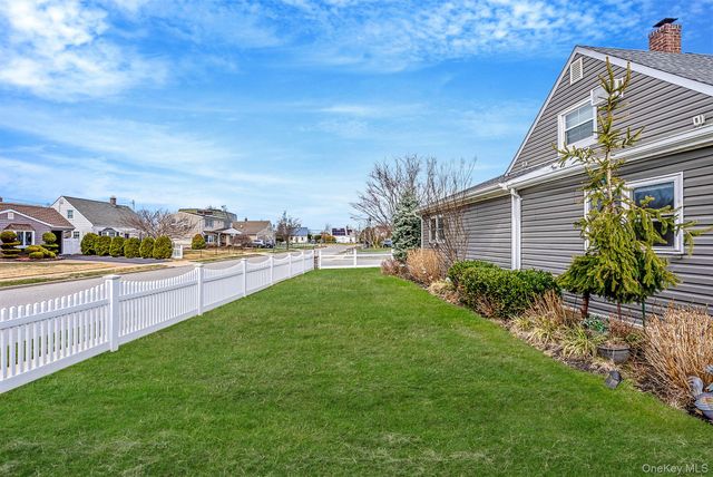 2 Drake Lane, Levittown, NY 11756