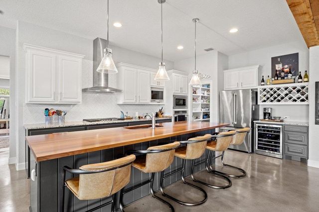 335 Turkey Tree RD, Spicewood, TX 78669