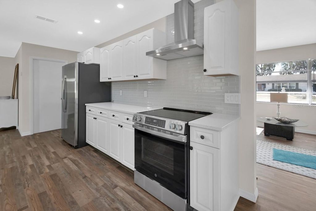 Image 11 of property listing at 1007 CRESCENT PARKWAY, Deland, FL 32724