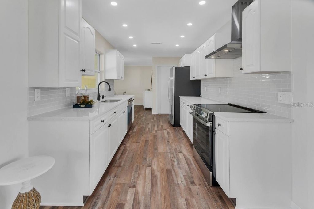 Image 12 of property listing at 1007 CRESCENT PARKWAY, Deland, FL 32724