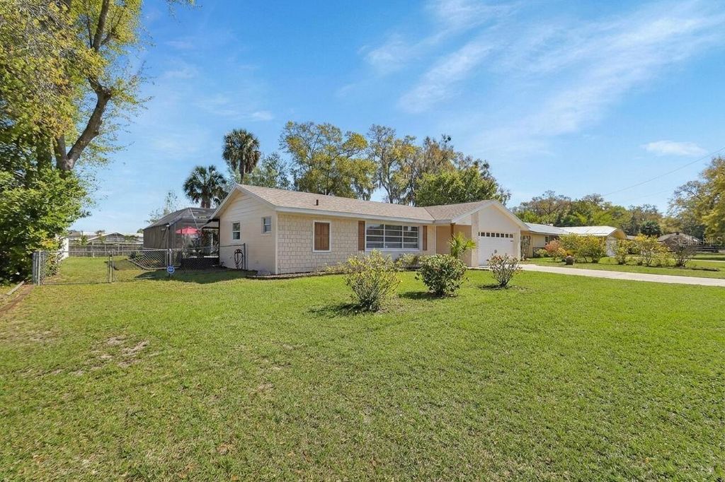 Image 37 of property listing at 1007 CRESCENT PARKWAY, Deland, FL 32724