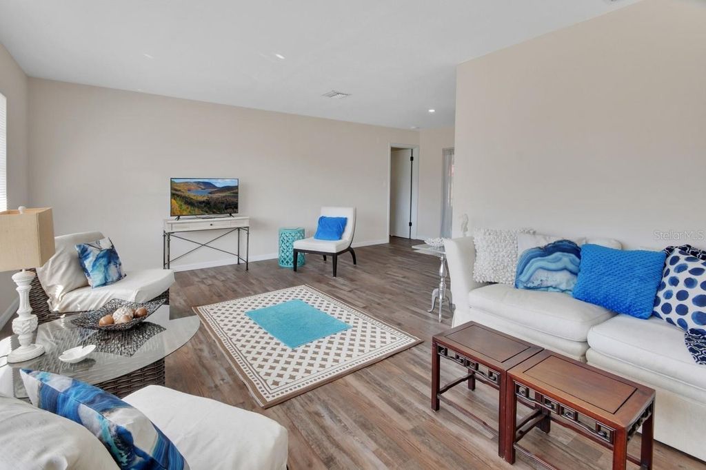 Image 5 of property listing at 1007 CRESCENT PARKWAY, Deland, FL 32724