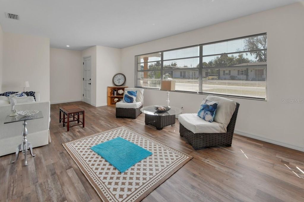 Image 7 of property listing at 1007 CRESCENT PARKWAY, Deland, FL 32724