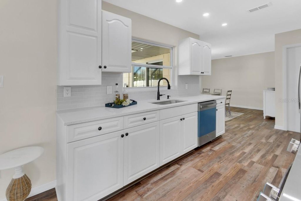 Image 10 of property listing at 1007 CRESCENT PARKWAY, Deland, FL 32724