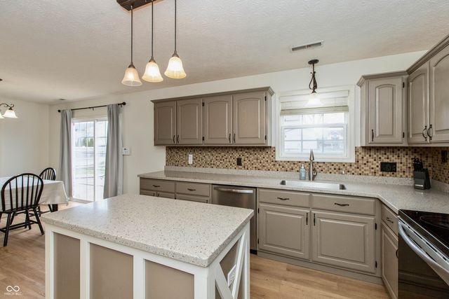 502 Acorn Drive, Whiteland, IN 46184