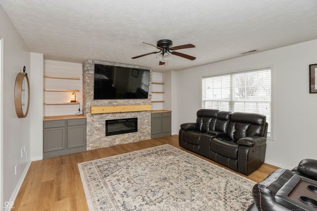 502 Acorn Drive, Whiteland, IN 46184