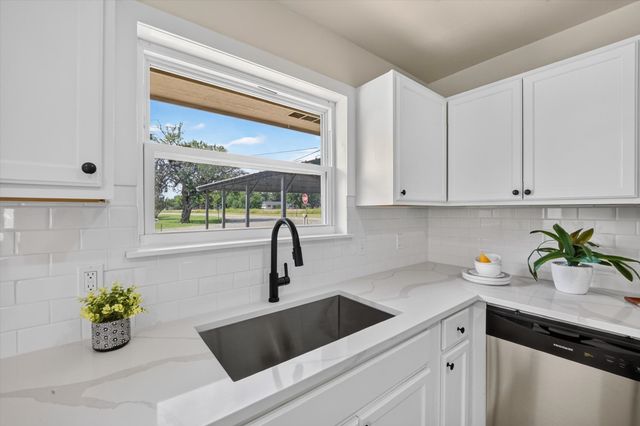 372 Tooley Street, Van Alstyne, TX 75495