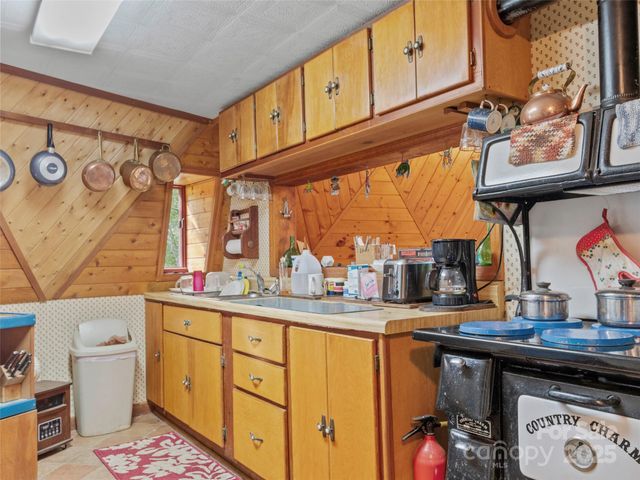 60 Persimmons Lane, Burnsville, NC 28714