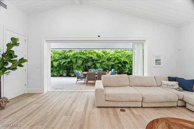 5130 Alpha CT, Naples, FL 34105