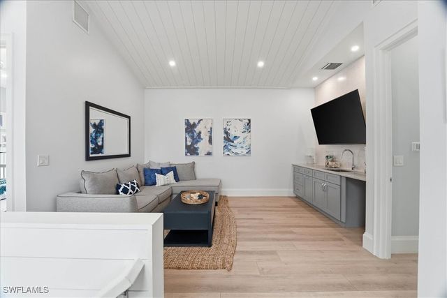 5130 Alpha CT, Naples, FL 34105