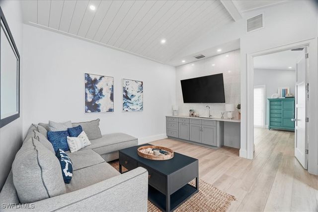 5130 Alpha CT, Naples, FL 34105