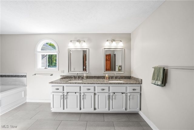 254 Bridgewater Circle, Hudson, OH 44236