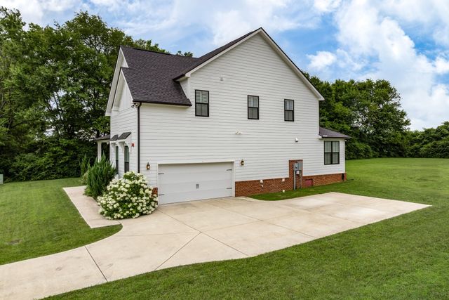 2744 Morrow Ln, Columbia, TN 38401