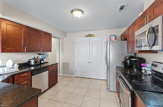 223 Island Cove Ct Apt C, Hampton, VA 23669