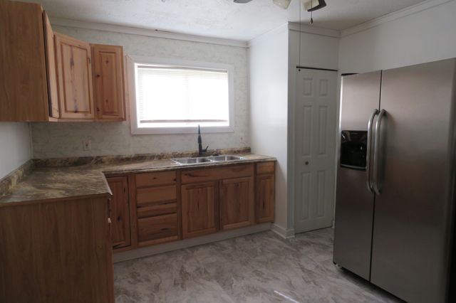 14 Oak St, Sparta, TN 38583