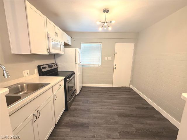 221 South 10th Street 8, Las Vegas, NV 89101