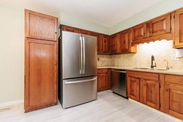 1710 W Sun Valley Parkway, Muncie, IN 47303