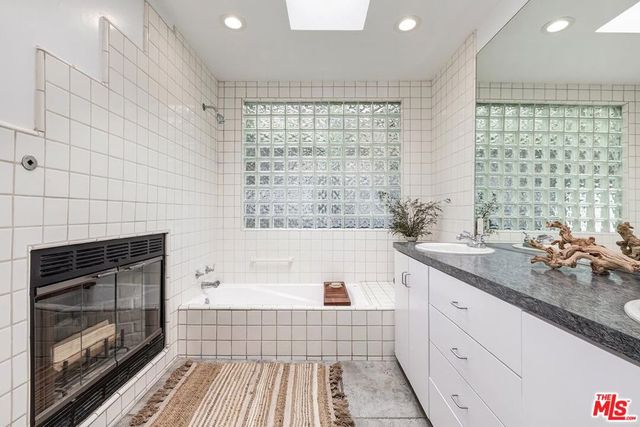 215 Entrada Drive, Santa Monica, CA 90402