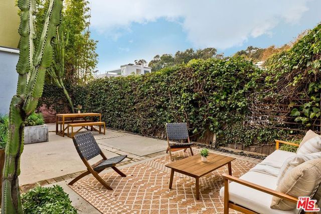 215 Entrada Drive, Santa Monica, CA 90402