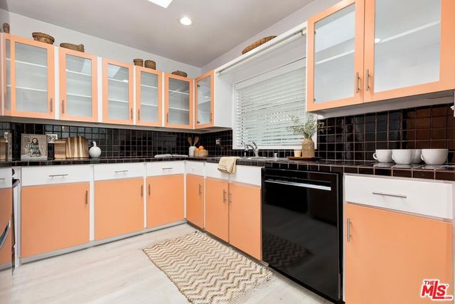 215 Entrada Drive, Santa Monica, CA 90402