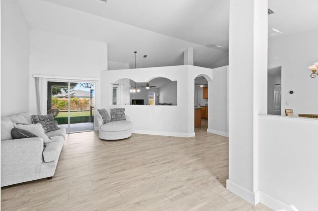 971 SW Mccomb Avenue, Port St Lucie, FL 34953