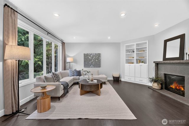 25720 NE 4th Place, Sammamish, WA 98074