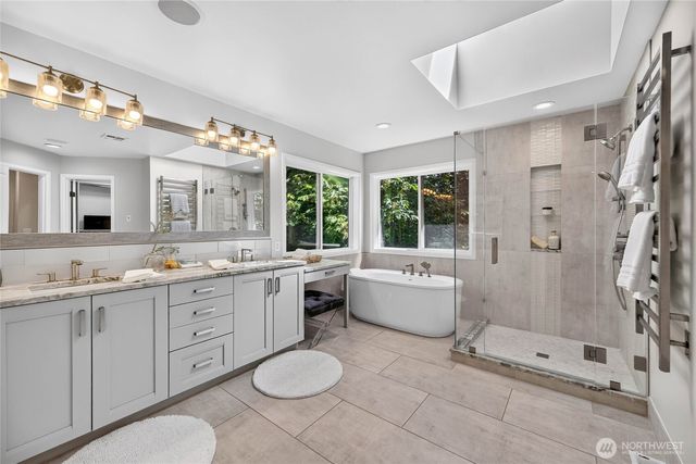 25720 NE 4th Place, Sammamish, WA 98074