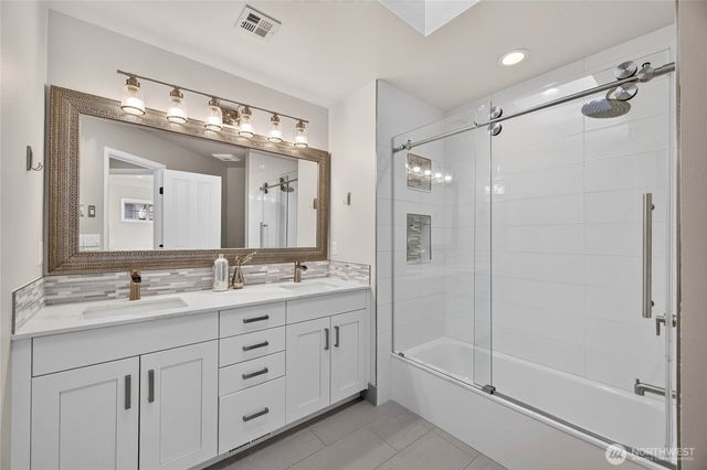 25720 NE 4th Place, Sammamish, WA 98074