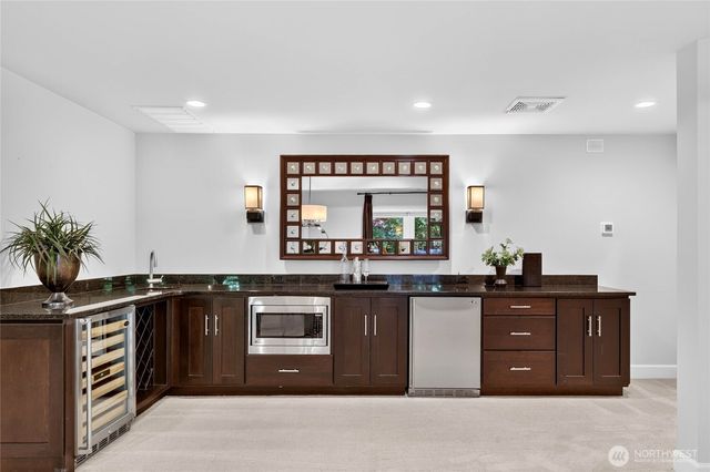 25720 NE 4th Place, Sammamish, WA 98074