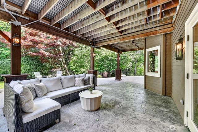 25720 NE 4th Place, Sammamish, WA 98074